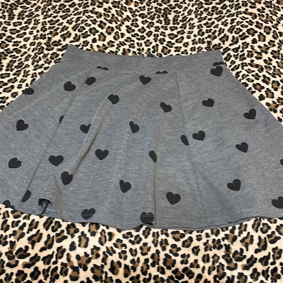 H&M Grey Hearts 🖤 Skater Skirt Medium Pleated Stretch Zipper Black Prep Summer - Picture 12 of 12